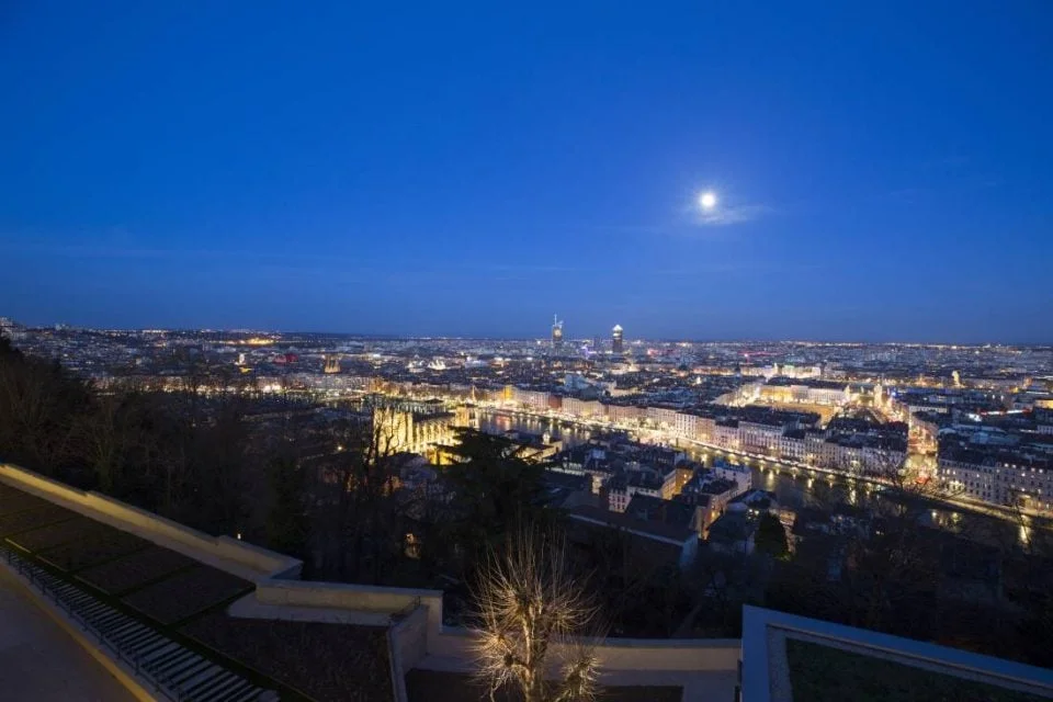 vue-nuit-villa-maia-hotel-lyonacamillemoirenc