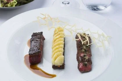 paleron mature et la basse cote persillee de wagyu un mini parmentier et le saladier