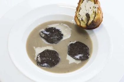 soupe dartichaut a la truffe noire brioche feuilletee 1 design de la vaisselle par bruno moretti c laurence mouton jpg