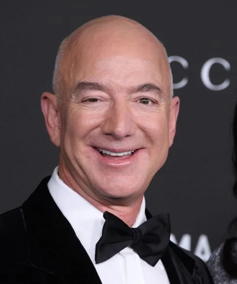 Oubliez Jeff Bezos, l'homme le plus riche du monde est désormais français, Bernard  Arnault, 72 ans, père des 5 enfants et patron du groupe…