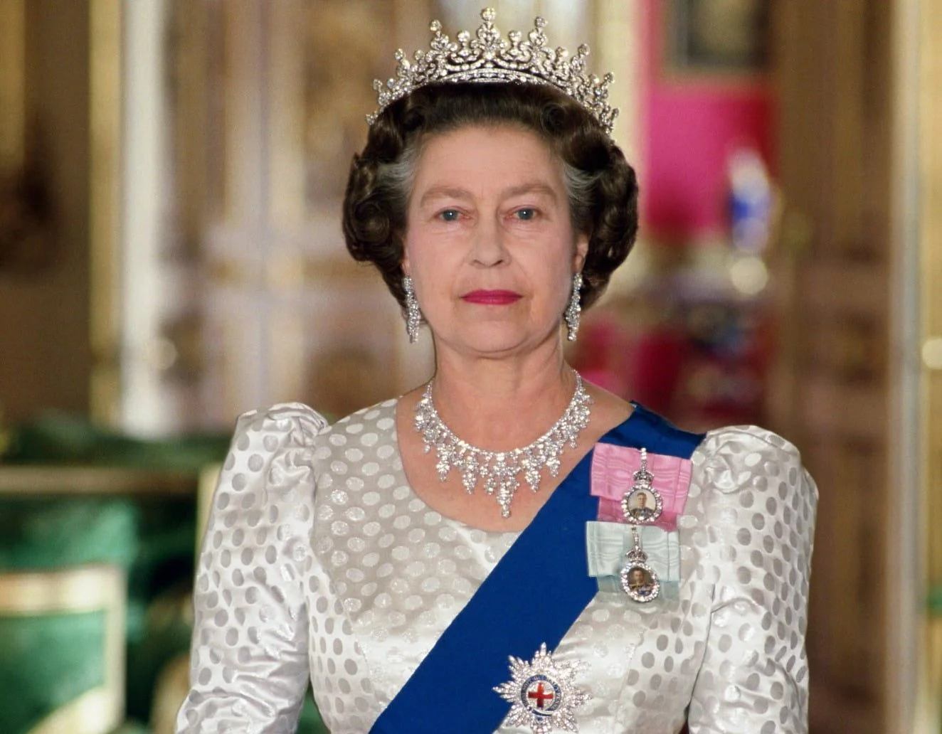 L'incroyable secret autour de la tiare de la reine Elizabeth II - Elle