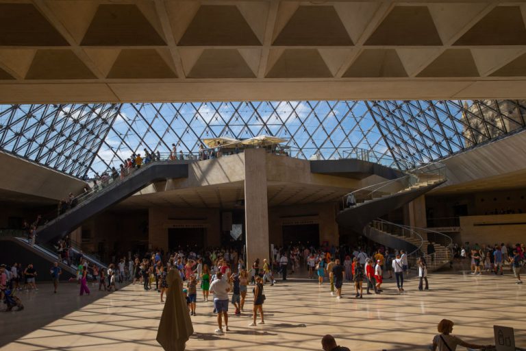 Le Louvre Et Versailles évacués Après Des Alertes à La Bombe Forbes France 1545