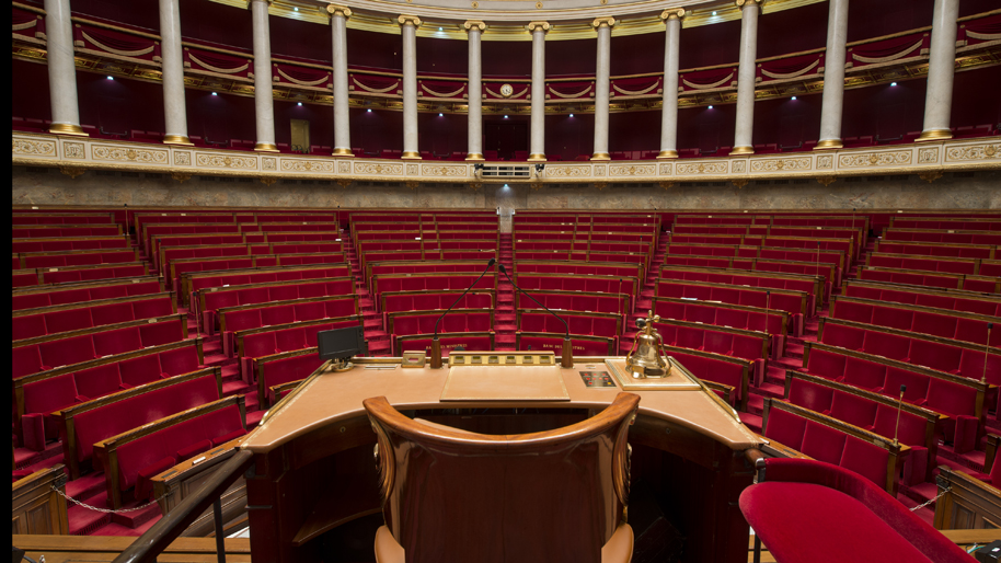 Photo de l'Assemblée nationale vide, prise du perchoir.