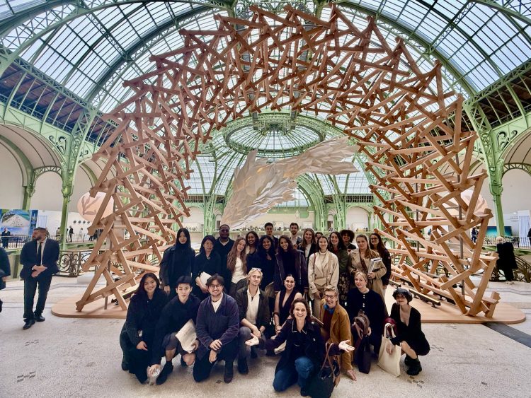 Photo: Michaela Merk, Art Basel Paris et les étudiants d'Audencia, MSc Sustainable Luxury Management.