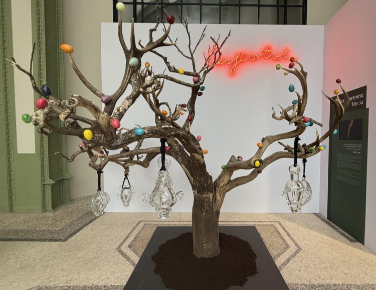 Michaela Merk, Art Basel Paris, Arbre Cerfcontrol par Pascal Martine Tayou, en partenariat avec Ruinart